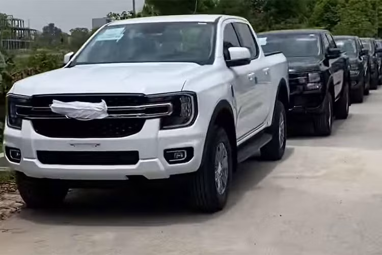 Nhiều khả năng mẫu xe bán tải mới này cũng sẽ được trang bị công nghệ LED Matrix trên bản cao nhất giống với Ford Everest 2022 vừa ra mắt tại Việt Nam. Gương chiếu hậu bên ngoài có sự xuất hiện của camera thuộc gói camera 360 độ.