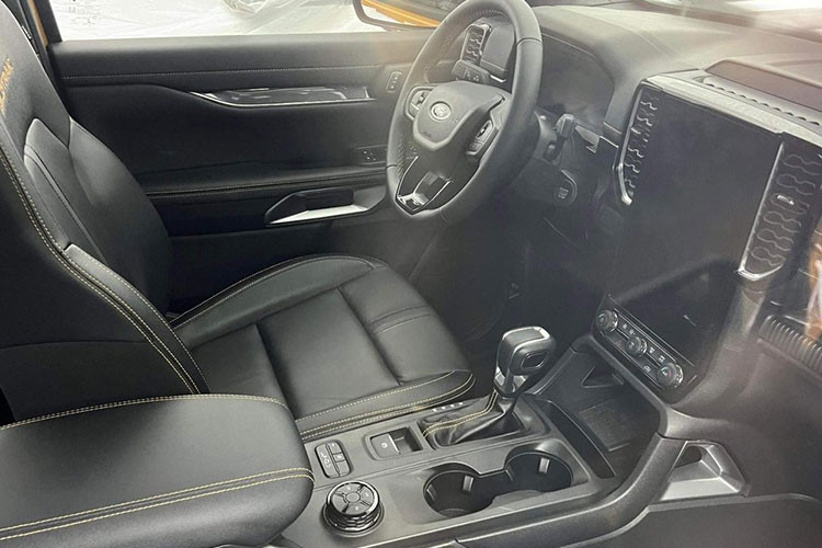 Ở bên trong, nội thất của bản Ford Ranger Wildtrak 2022 cũng có nhiều trang bị hiện đại tương tự như bản Titanium+ cao nhất của "người anh em" Everest 2022. Cụ thể, phía sau vô lăng có sự xuất hiện của bảng đồng hồ kỹ thuật số, nhiều khả năng sẽ là loại TFT 12 inch.
