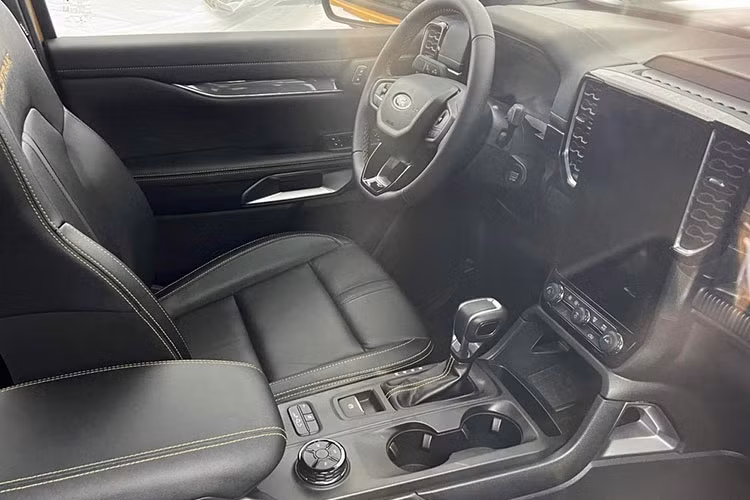 Ở bên trong, nội thất của bản Ford Ranger Wildtrak 2022 cũng có nhiều trang bị hiện đại tương tự như bản Titanium+ cao nhất của "người anh em" Everest 2022. Cụ thể, phía sau vô lăng có sự xuất hiện của bảng đồng hồ kỹ thuật số, nhiều khả năng sẽ là loại TFT 12 inch.