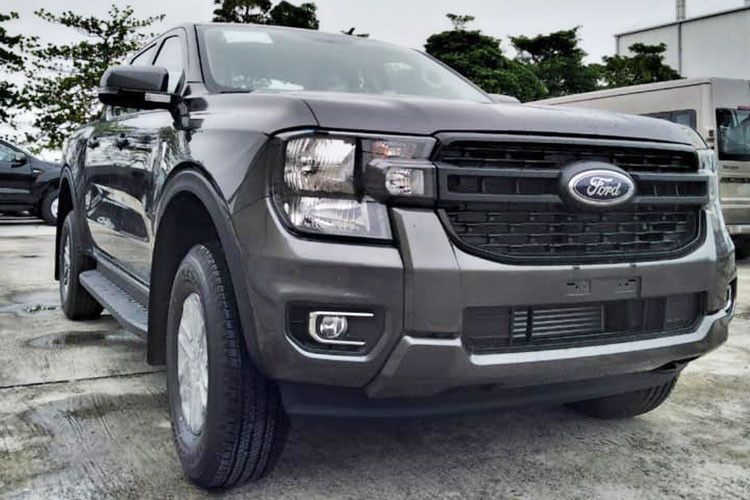 Sau nhiều tháng chạy thử, mới đây Ford Ranger 2022 mới đã hoàn tất thủ tục đăng kiểm tại Việt Nam. Theo thông tin được Cục Đăng kiểm đăng tải, mẫu bán tải này vẫn sẽ được lấp ráp tại nhà máy của Ford tại Hải Dương và có tới 9 phiên bản.