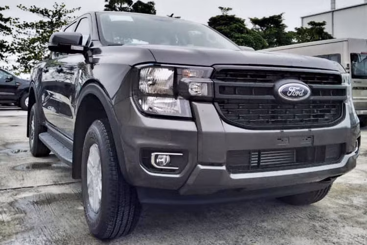 Sau nhiều tháng chạy thử, mới đây Ford Ranger 2022 mới đã hoàn tất thủ tục đăng kiểm tại Việt Nam. Theo thông tin được Cục Đăng kiểm đăng tải, mẫu bán tải này vẫn sẽ được lấp ráp tại nhà máy của Ford tại Hải Dương và có tới 9 phiên bản.