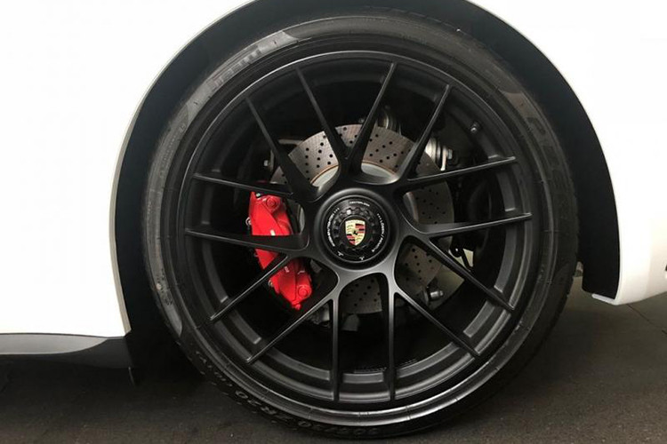 Cụm đèn hậu dạng LED với thiết kế trải dài ngang đuôi và có dạng 3D. Logo Porsche 911 Targa 4 GTS được gắn phía sau và sơn màu đen. Dòng chữ Targa gắn tại vị trí ngăn cách mui mềm và nắp kính. Nắp động cơ có thiết kế dạng nan sọc, hệ thống ống xả đôi đặt gần vị trí trung tâm. Cánh lướt gió thể thao với chức năng chỉnh điện, mâm đa chấu...