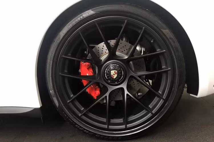 Cụm đèn hậu dạng LED với thiết kế trải dài ngang đuôi và có dạng 3D. Logo Porsche 911 Targa 4 GTS được gắn phía sau và sơn màu đen. Dòng chữ Targa gắn tại vị trí ngăn cách mui mềm và nắp kính. Nắp động cơ có thiết kế dạng nan sọc, hệ thống ống xả đôi đặt gần vị trí trung tâm. Cánh lướt gió thể thao với chức năng chỉnh điện, mâm đa chấu...