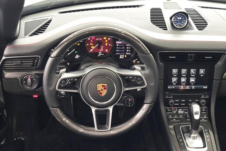 Hệ thống quản lý thông tin và giải trí Porsche Communication Management (PCM), hệ thống quản lí liên lạc bao gồm mô đun định vị, kết nối điện thoại qua bluetooth và điều khiển bằng giọng nói có tích hợp Apple Car Play. Điều hòa không khí hai vùng với bộ lọc than hoạt tính.