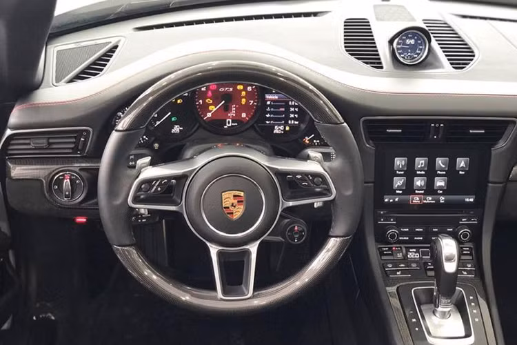 Hệ thống quản lý thông tin và giải trí Porsche Communication Management (PCM), hệ thống quản lí liên lạc bao gồm mô đun định vị, kết nối điện thoại qua bluetooth và điều khiển bằng giọng nói có tích hợp Apple Car Play. Điều hòa không khí hai vùng với bộ lọc than hoạt tính.