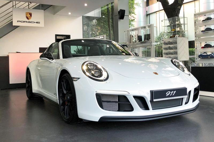 Giá xe Porsche 911 Targa 4 GTS tại Việt Nam khởi điểm là 8,35 tỷ đồng. Tuy nhiên nhờ những phụ kiện độ "khủng" nên mẫu xe trong bài viết này có mức giá bán lên đến 11,253 tỷ đồng. Như vậy, chiếc xe của người yêu xe tại Sài Gòn này có giá đắt gần 3 tỷ đồng so với bản tiêu chuẩn.