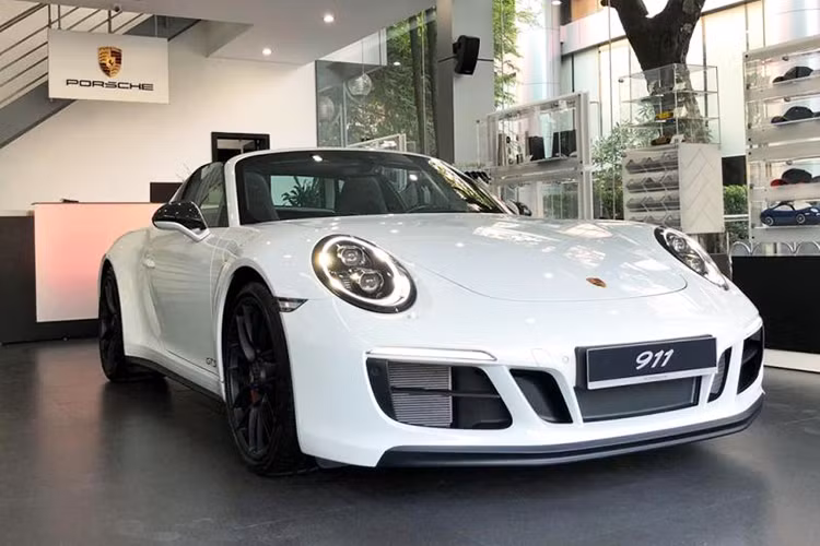 Giá xe Porsche 911 Targa 4 GTS tại Việt Nam khởi điểm là 8,35 tỷ đồng. Tuy nhiên nhờ những phụ kiện độ "khủng" nên mẫu xe trong bài viết này có mức giá bán lên đến 11,253 tỷ đồng. Như vậy, chiếc xe của người yêu xe tại Sài Gòn này có giá đắt gần 3 tỷ đồng so với bản tiêu chuẩn.