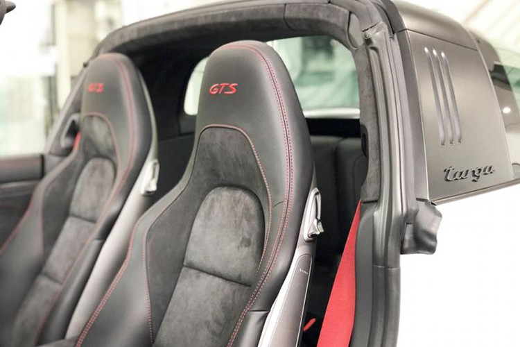 Cụm đồng hồ với màn hình phân giải cao 4.6 inch, mặt đồng hồ và đồng hồ đo vòng tua máy với logo GTS màu đen. Xe sử dụng động cơ Boxer, Bi turbo, dung tích 3.0 lít, sản sinh công suất tối đa 450 mã lực tại vòng tua máy 6.500 vòng/phút và mô-men xoắn cực đại 550 Nm tại dải vòng tua máy 2.150 - 5.000 vòng/phút.
