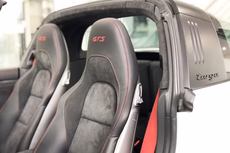 Cụm đồng hồ với màn hình phân giải cao 4.6 inch, mặt đồng hồ và đồng hồ đo vòng tua máy với logo GTS màu đen. Xe sử dụng động cơ Boxer, Bi turbo, dung tích 3.0 lít, sản sinh công suất tối đa 450 mã lực tại vòng tua máy 6.500 vòng/phút và mô-men xoắn cực đại 550 Nm tại dải vòng tua máy 2.150 - 5.000 vòng/phút.