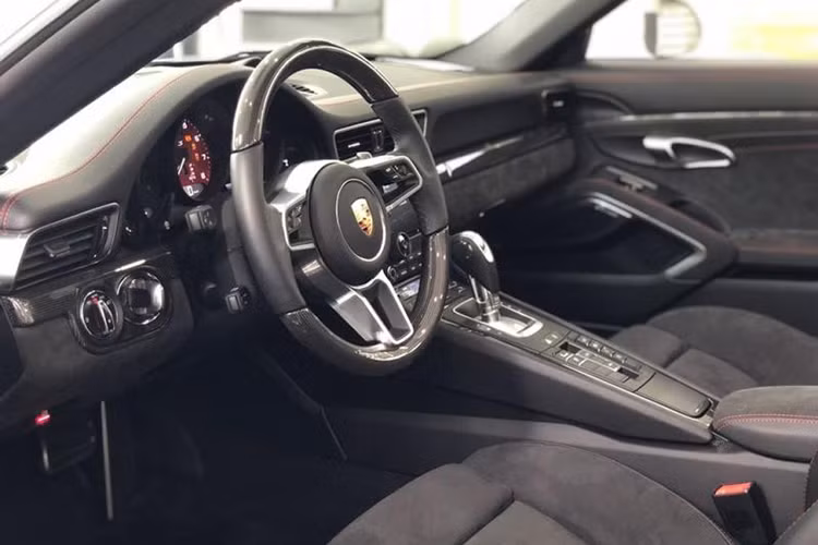 Ben trong khoang lái của chiếc Porsche 911 Targa 4 GTS đời 2018 độc nhất Việt Nam sở hữu những tuỳ chọn độc đáo như ốp bậc cửa carbon phát sáng có chi phí 58,3 triệu đồng. Hệ thống âm thanh vòm Burmester cao cấp trên chiếc Porsche 911 Targa 4 GTS đời 2018 đầu tiên tại Việt Nam có giá 253,2 triệu đồng.