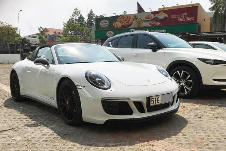 Sau hơn nửa năm được đưa về nước, chiếc xe thể thao mui trần Porsche 911 Targa 4 GTS 2018 theo diện nhập khẩu chính hãng đầu tiên và duy nhất ở Việt Nam tính đến thời điểm hiện tại đã có chủ nhân mua. Chủ nhân của chiếc Porsche 911 Targa 4 GTS độc nhất vô nhị tại dải đất hình chữ S là một người yêu xe ở TP HCM.