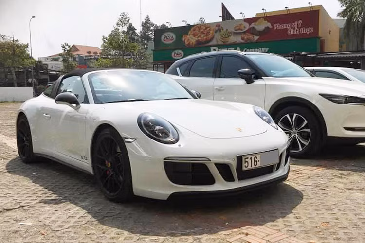 Sau hơn nửa năm được đưa về nước, chiếc xe thể thao mui trần Porsche 911 Targa 4 GTS 2018 theo diện nhập khẩu chính hãng đầu tiên và duy nhất ở Việt Nam tính đến thời điểm hiện tại đã có chủ nhân mua. Chủ nhân của chiếc Porsche 911 Targa 4 GTS độc nhất vô nhị tại dải đất hình chữ S là một người yêu xe ở TP HCM.