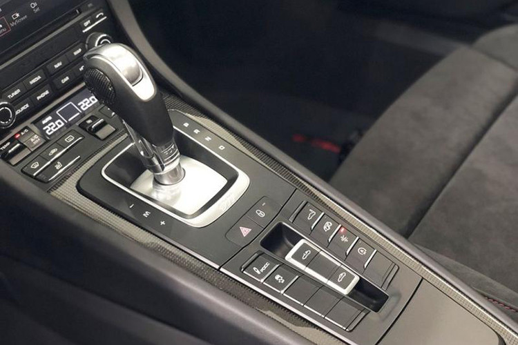 Động cơ kết hợp cùng hộp số ly hợp kép PDK cùng hệ dẫn động 4 bánh, nhờ đó, Porsche 911 Targa 4 GTS đời 2018 có khả năng tăng tốc từ vị trí xuất phát lên 100 km/h chỉ trong thời gian 3,7 giây trước khi đạt tốc độ tối đa 306 km/h. Theo hãng Porsche, mức tiêu thụ nhiên liệu trung bình cho mẫu xe thể thao mui trần 911 Targa 4 GTS đời 2018 là 8.7 lít/100 km.