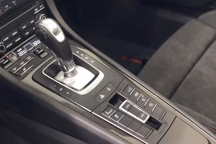 Động cơ kết hợp cùng hộp số ly hợp kép PDK cùng hệ dẫn động 4 bánh, nhờ đó, Porsche 911 Targa 4 GTS đời 2018 có khả năng tăng tốc từ vị trí xuất phát lên 100 km/h chỉ trong thời gian 3,7 giây trước khi đạt tốc độ tối đa 306 km/h. Theo hãng Porsche, mức tiêu thụ nhiên liệu trung bình cho mẫu xe thể thao mui trần 911 Targa 4 GTS đời 2018 là 8.7 lít/100 km.