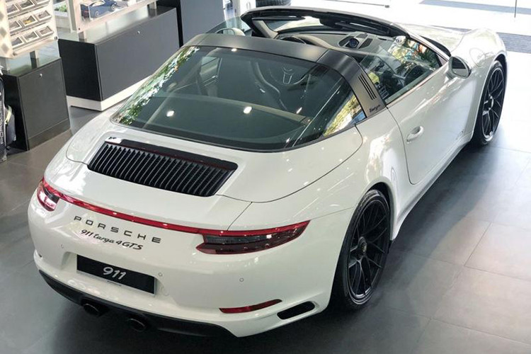 Các tuỳ chọn an toàn có trên Porsche 911 Targa 4 GTS đời 2018 tại Việt Nam bao gồm hệ thống quản lý khung gầm chủ động, hệ thống nâng trục trước, hệ thống đánh lái bánh sau và hệ thống kiểm soát hành trình. Gương chiếu hậu chống chói, cảm biến mưa và trợ lực cảm ứng theo tốc độ.