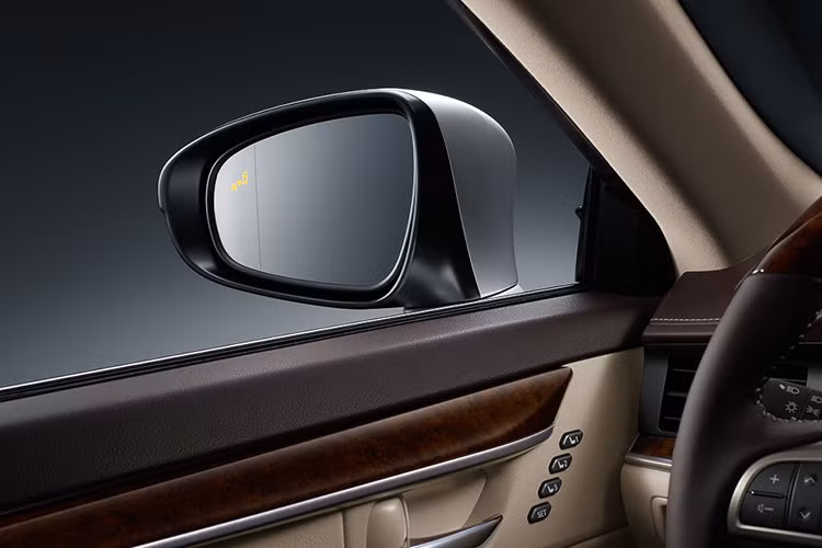 ES250 được trang bị động cơ 2,5 lít, 4 xy lanh thẳng hàng, công nghệ van biến thiên kép Dual VVT-i, cho công suất tối đa 181 mã lực và mô men xoắn cực đại 235 Nm. ES250 có khả năng tăng tốc từ 0-100 km/h trong 9,8 giây và đạt tốc độ tối đa 207 km/h.