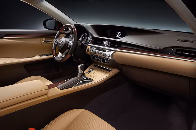 Đặc biệt, bản ES350 được trang bị hệ thống âm thanh vòm cao cấp 15 loa của Mark Levinson. Trong khi đó, bản ES250 được trang bị hệ thống âm thanh 8 loa tiêu chuẩn. 