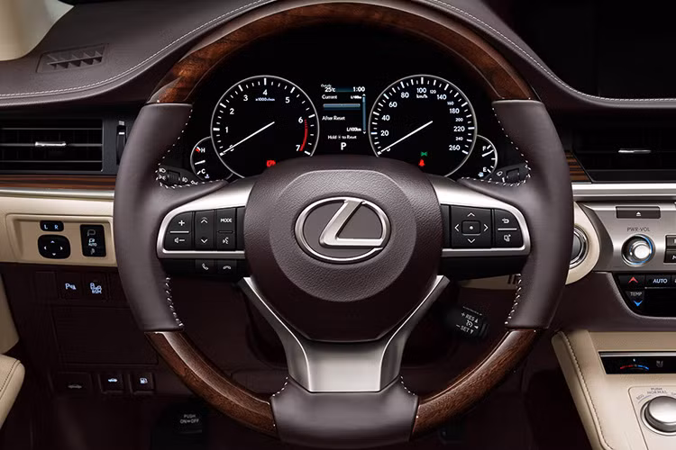 Xe sở hữu vô lăng 3 chấu thể thao bọc da kết hợp hài hòa với gỗ Shiamoku, cốp sau đóng mở bằng điện qua remote,… hệ thống thông tin giải trí cao cấp của Lexus tích hợp màn hình trung tâm 8″, khả năng chơi DVD, kết nối Bluetooth. 