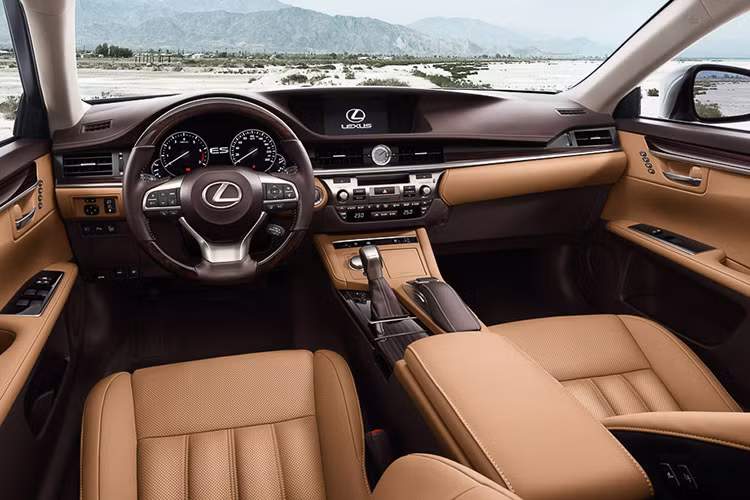 Ngoài ra chiếc sedan cao cấp cỡ trung của Lexus cũng sở hữu nhiều tiện nghi cao cấp khác như: 2 ghế trước chỉnh điện, hệ thống đèn trong xe sử dụng hoàn toàn công nghệ LED, điều hòa 3 vùng động lập.