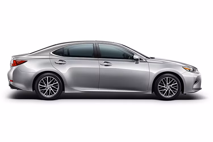 Xe còn được trang bị cửa sở trời bằng kính cường lực xám đen được cho là có thể loại bỏ 98% tia cực tím. Mâm đúc 17 inch 10 chấu kép mới, với thiết kế hình xương cá, kết hợp cùng màu sơn kim loại ghi xám.