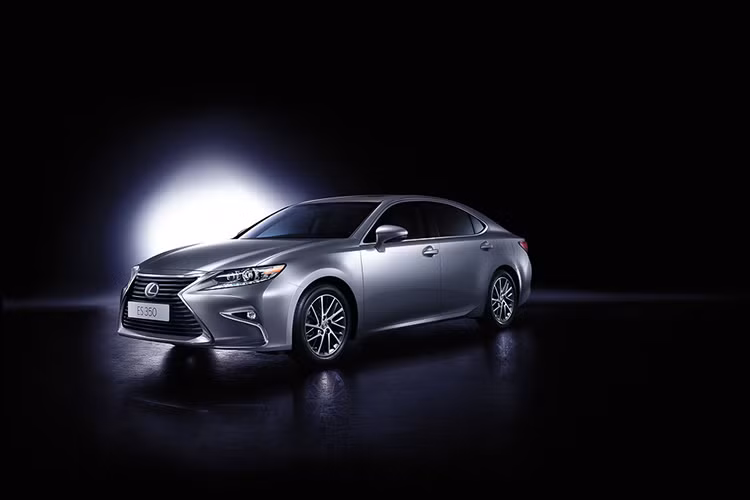 Cụm đèn sau có kiểu dáng mới, và cùng với cụm đèn trước đều chuyển sang sử dụng hoàn toàn công nghệ LED. Ngoài ra ốp xả kép trên ES bản nâng cấp có hình kim cương phân biệt với kiểu hình tròn ở đời trước.