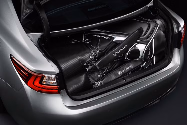 Bên cạnh đó, cốp xe có thể được điều khiển bằng chìa khóa điện từ hay nút bấm trên bảng điều khiển, có thể chứa 4 túi golf.