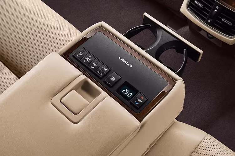 Bảng điều khiển ở ghế sau của hành khách được đặt tại chỗ để tay giữa ghế sau.