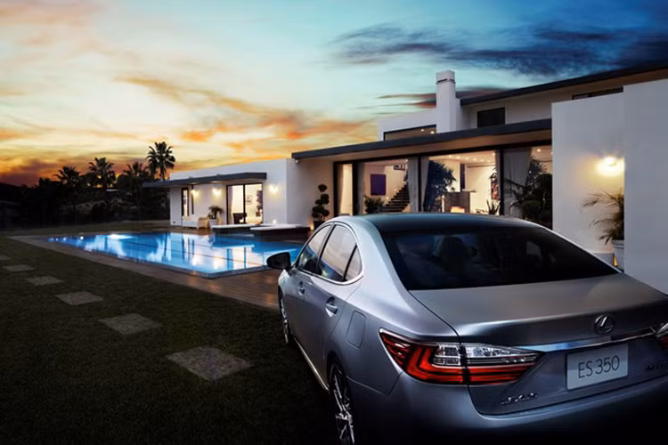 Cản trước và cụm đèn pha trước được thiết kế lại với nhiều đường nét dập nổi táo bạo, tạo cảm giác sắc sảo hơn đời trước.