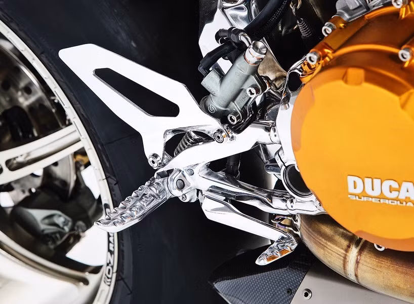 Chiếc xe được lột trần để lộ phần động cơ như những chiếc naked-bike đầy cá tính khác. Nhiều chi tiết trên xe được mạ vàng và chrome nổi bật.