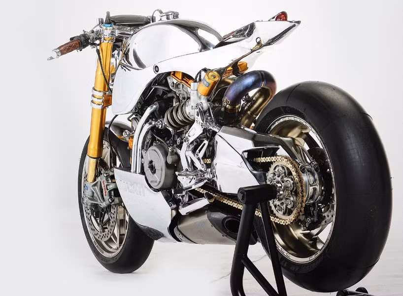 Hệ thống phanh được nâng cấp với đĩa gốm carbon nặng 330 mm, bánh xe hợp kim đi cùng với lốp của thương hiệu Michelin. Nhìn từ phía trước hay sau, thậm chí là ngang - chiếc xe có thể được ví như một tác phẩm nghệ thuật cực kỳ độc đáo.