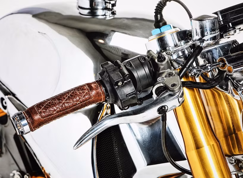 Ngoài ra, bộ phận đèn pha cũng được tùy chỉnh, tay lái, bao tay,... cùng các chi tiết khác đều được hãng độ xưởng độ Ortolan làm thủ công khiến 1199 Polished Panigale trở thành chiếc Ducati cafe racer đầy sức hấp dẫn.