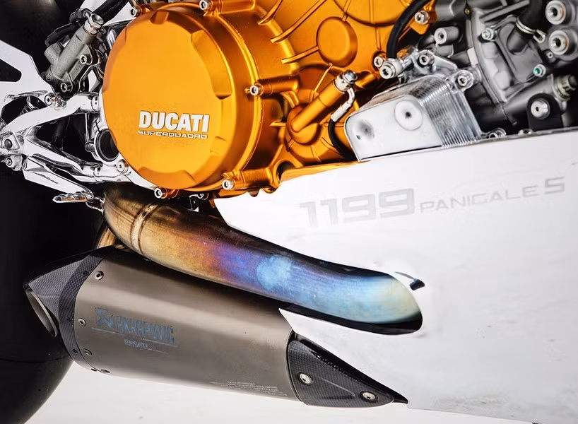 Hãng độ Ortolani tại Pháp cũng đã tạo một chảo bụng đẹp ở phần dưới chiếc xe để nhắc nhở về nguồn gốc xe đua của 1199. Bộ tản nhiệt độ gắn chặt một đầu và áp sát ống xả Akrapovic ở đầu kia.