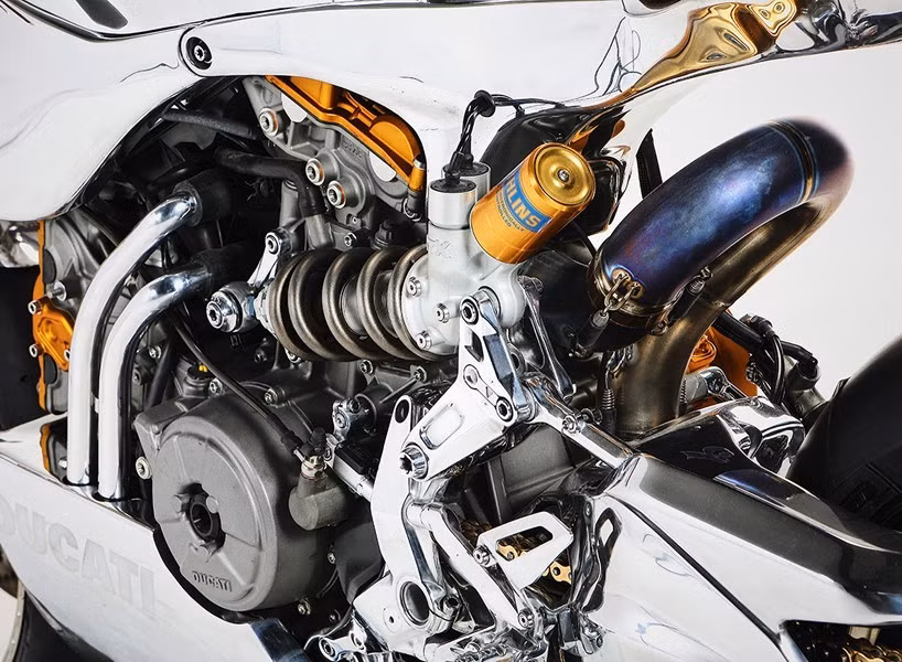 Động cơ của chiếc siêu môtô hàng khủng được phơi trần giúp khả năng tản nhiệt tốt hơn. Ống xả titanium nổi 7 màu đẹp mắt. Phuộc Ohlins USD vẫn được giữ lại. Động cơ được tinh chỉnh với piston lớn hơn, tăng công suất từ 195 mã lực lên 210 mã lực.