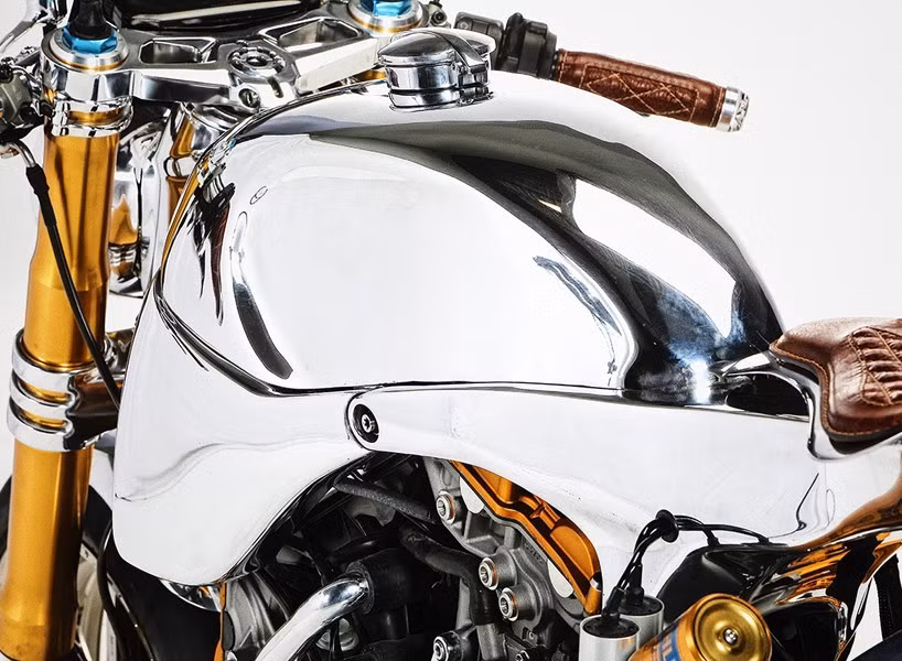 Đầu tiên, chiếc Ducati 1199 Panigale được độ theo phong cách cafe racer này sẽ được tháo bỏ phần thân và lắp những tấm thân bằng nhôm mài nhẵn và tạo hình theo cách truyền thống bằng cách lăn trên các khúc gỗ. 