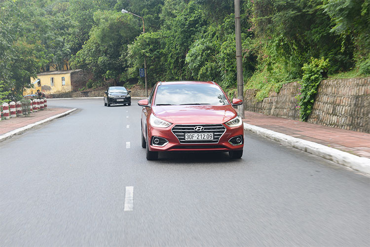 Hyundai Accent 2018 thế hệ hoàn toàn mới được trang bị động cơ Kappa 1.4L MPI cho công suất tối đa 100 mã lực tại 6.000 vòng/phút cùng Mo-men xoắn cực đại 132Nm tại 4.000 vòng/phút. Qua thực tế mỗi đội đều có 4 người thì chiếc Accent vận hành khá ổn định với loại động cơ này, xe tăng tốc tốt ở bước ga nhẹ ban đầu trên 1.500 vòng/phút.