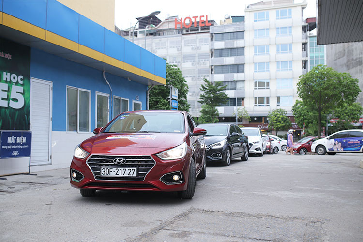 Bản chất cuộc thi là thi lái xe tiết kiệm nhiên liệu với thời gian ngắn nhất mà nhân vật chính là chiếc xe Hyundai Accent 2018 mới ra mắt. Đây là mẫu xe sedan hạng B được nâng cấp khá mạnh mẽ, với dải sản phẩm rộng với 4 phiên bản, giá đề xuất dao động từ 425 – 540 triệu đồng.