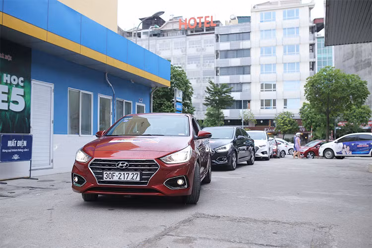 Bản chất cuộc thi là thi lái xe tiết kiệm nhiên liệu với thời gian ngắn nhất mà nhân vật chính là chiếc xe Hyundai Accent 2018 mới ra mắt. Đây là mẫu xe sedan hạng B được nâng cấp khá mạnh mẽ, với dải sản phẩm rộng với 4 phiên bản, giá đề xuất dao động từ 425 – 540 triệu đồng.