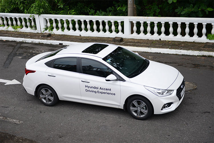 Tham gia sự kiện có 35 đại diện của các cơ quan truyền thông trên cả nước, được chia làm 9 đội trên 9 xe, mỗi xe có 4 người. Một đội bạn may mắn chỉ có 3 người, nhưng cũng không phải lợi thế vì cân nặng cũng xấp xỉ xe 4 người. Nhận được những trang bị cần thiết, chúng tôi lên đường.