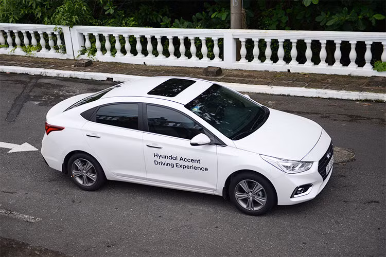 Tham gia sự kiện có 35 đại diện của các cơ quan truyền thông trên cả nước, được chia làm 9 đội trên 9 xe, mỗi xe có 4 người. Một đội bạn may mắn chỉ có 3 người, nhưng cũng không phải lợi thế vì cân nặng cũng xấp xỉ xe 4 người. Nhận được những trang bị cần thiết, chúng tôi lên đường.