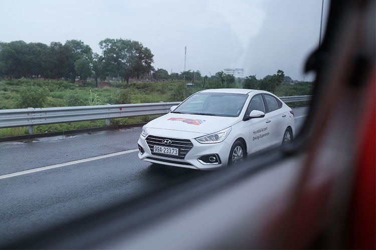 Xuất phát, chúng tôi phân công nhiệm vụ khá rõ ràng. Một người tập trung vào việc lái làm sao cho an toàn và tiết kiệm nhiên liệu nhất; 1 người bên phụ hỗ trợ tìm kiếm thông tin, hỏi đường, tìm kiếm chỉ dấu, 2 người sử dụng sự trợ giúp của các công cụ, Google Map, Here Map, gọi điện thoại cho người thân… Nhờ đó, việc hoàn thành các nhiệm vụ ban đầu. 