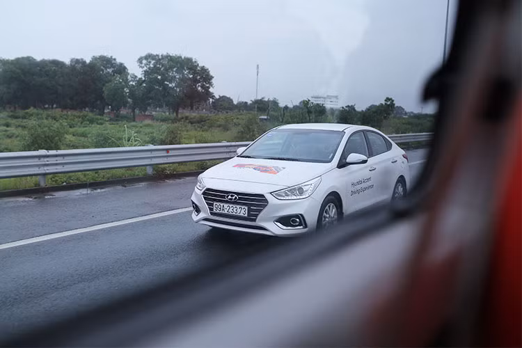 Xuất phát, chúng tôi phân công nhiệm vụ khá rõ ràng. Một người tập trung vào việc lái làm sao cho an toàn và tiết kiệm nhiên liệu nhất; 1 người bên phụ hỗ trợ tìm kiếm thông tin, hỏi đường, tìm kiếm chỉ dấu, 2 người sử dụng sự trợ giúp của các công cụ, Google Map, Here Map, gọi điện thoại cho người thân… Nhờ đó, việc hoàn thành các nhiệm vụ ban đầu. 