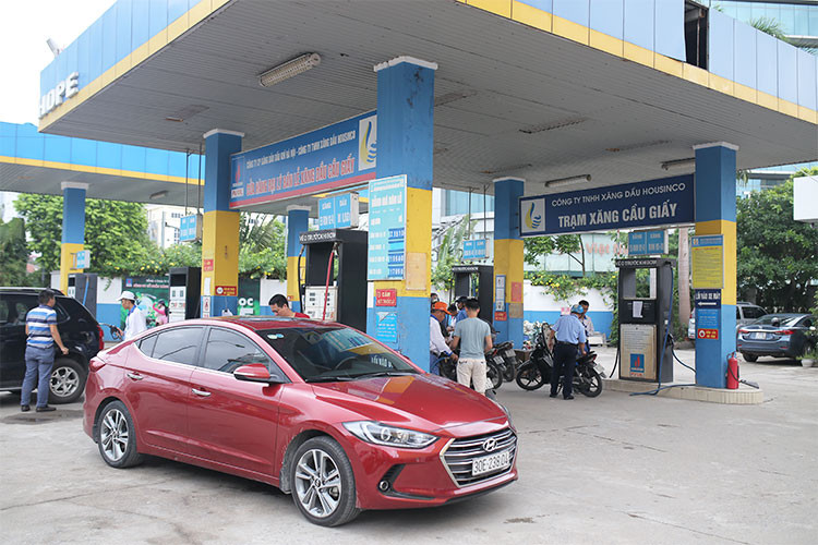 Hyundai Accent Drive Style 2018 – The Amazing Race là cuộc đua kì thú nhưng cũng không kém phần “kì quái” của Hyundai cho giới phóng viên. Kì quái là bởi nó phá bỏ những lộ trình test xe thông thường với công việc nhàm chán mà bắt những người trải nghiệm vừa phải chạy đua với thời gian, vừa phải lo làm sao cho chiếc xe Hyundai Accent tiết kiệm nhất mà vẫn phải thực hiện những nhiệm vụ được đề ra.