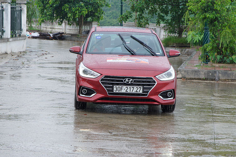 Với việc "người đồng hương" KIA Rio đã chính thức giã từ cuộc chơi, Mazda 2 ngày càng đuối thế, Fiesta gần như chỉ để lấp đầy phân khúc còn mẫu Aveo đã quá cũ và già nua, Accent chính là đối thủ nặng ký nhất của hai mẫu xe dẫn đầu phân khúc là Toyota Vios và Honda City.