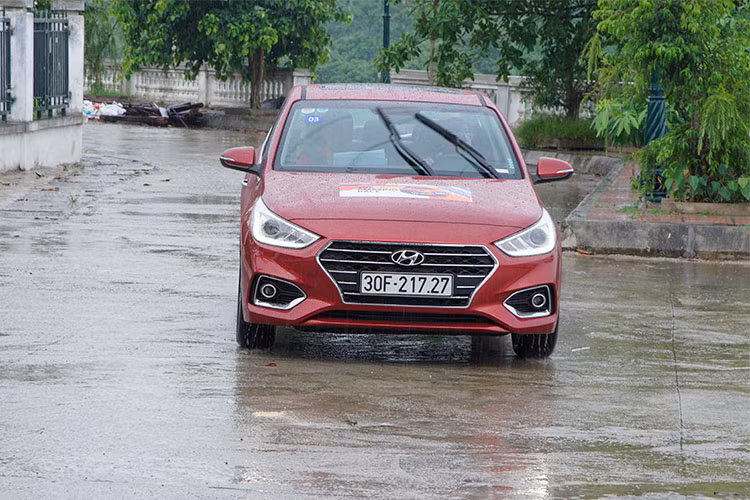 Với việc "người đồng hương" KIA Rio đã chính thức giã từ cuộc chơi, Mazda 2 ngày càng đuối thế, Fiesta gần như chỉ để lấp đầy phân khúc còn mẫu Aveo đã quá cũ và già nua, Accent chính là đối thủ nặng ký nhất của hai mẫu xe dẫn đầu phân khúc là Toyota Vios và Honda City.