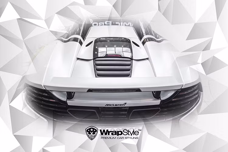 Chiếc McLaren 650S Spider này có biển số cặp 97 đẹp mắt nó được trang bị bộ "vó" khá ấn tượng với la-zăng 10 chấu đơn tương tự như phiên bản đặc biệt MSO, đi kèm còn có cùm phanh McLaren màu vàng chanh nổi bật. Đối lập với ngoại thất, bên trong khoang lái của chiếc 650S Spider là gam màu đen.