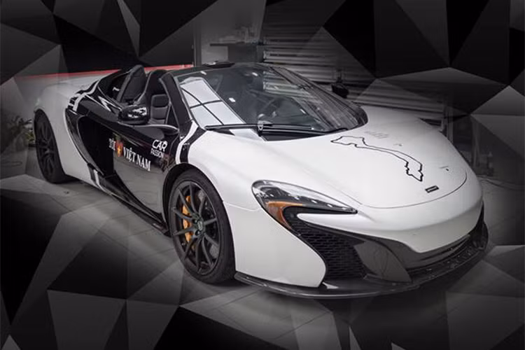 Kết hợp với tông màu đen – trắng, siêu xe McLaren 650s Spyder của doanh nhân Nguyễn Quốc Cường (Cường Đô la) còn được dán bản đồ Việt Nam trên nắp capo, với các thông tin về về hành trình siêu xe Car Passion 2018 cũng được thể hiện tại đây. Bên hông xe có dòng chữ “Tôi yêu Việt Nam” và logo của nhóm Car Passion.