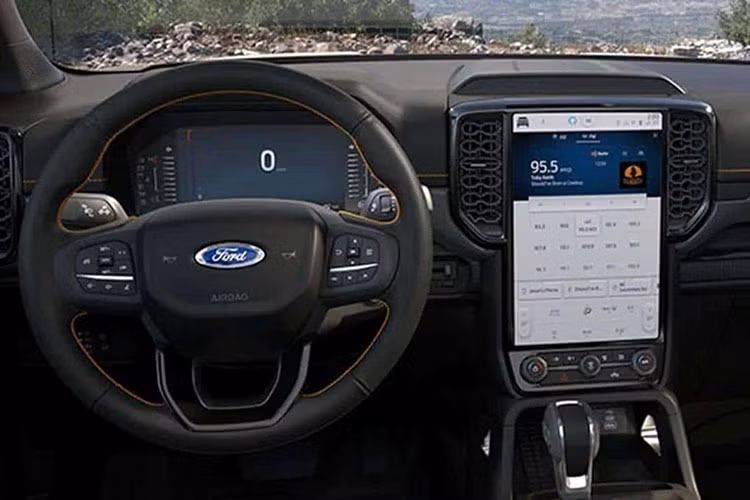 Bên trong Ford Everest Wildtrak 2023 là không gian nội thất bọc da pha da lộn màu đen với viền chỉ khâu màu cam Cyber Orange tương phản. Trên lưng ghế trước còn có logo "Wildtrak" màu cam như đặc điểm nhận dạng. Ngoài ra, mẫu SUV cỡ D này có những trang bị nội thất đáng chú ý như ghế lái chỉnh điện 10 hướng với đủ tính năng sưởi và thông hơi.