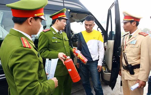 Binh chua chay tren xe oto vo dung va nguy hiem?-Hinh-3