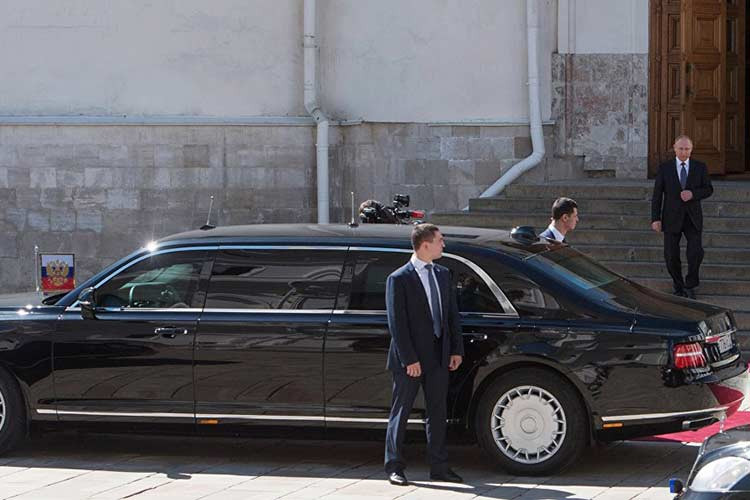 Thương hiệu ôtô Aurus được ghép từ 2 từ khác nhau. Trong đó, "Au" được viết tắt từ "Aurum", có nghĩa là "vàng" trong tiếng Latin. Chữ "Rus" còn lại viết tắt từ "Russian" là nước Nga. Thương hiệu này được phát triển từ năm 2012 như một phần trong dự án Kortezh (có nghĩa là đoàn xe). Xe sang Aurus Senat Limousine dùng để chở Tổng thống Nga.