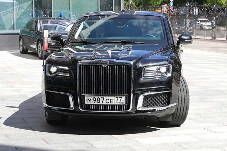 Dòng xe siêu sang limousine Aurus xuất hiện trước công chúng đầu năm nay trong lễ nhậm chức của Tổng Thống Putin. Thương hiệu này được cho là dòng sản phẩm xe hơi sang trọng của Nga có thể đáp ứng được những khách hàng khó tính nhất.